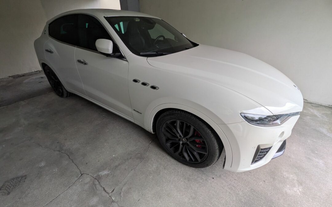 Una Maserati al mattino, un furgone urgente nel pomeriggio