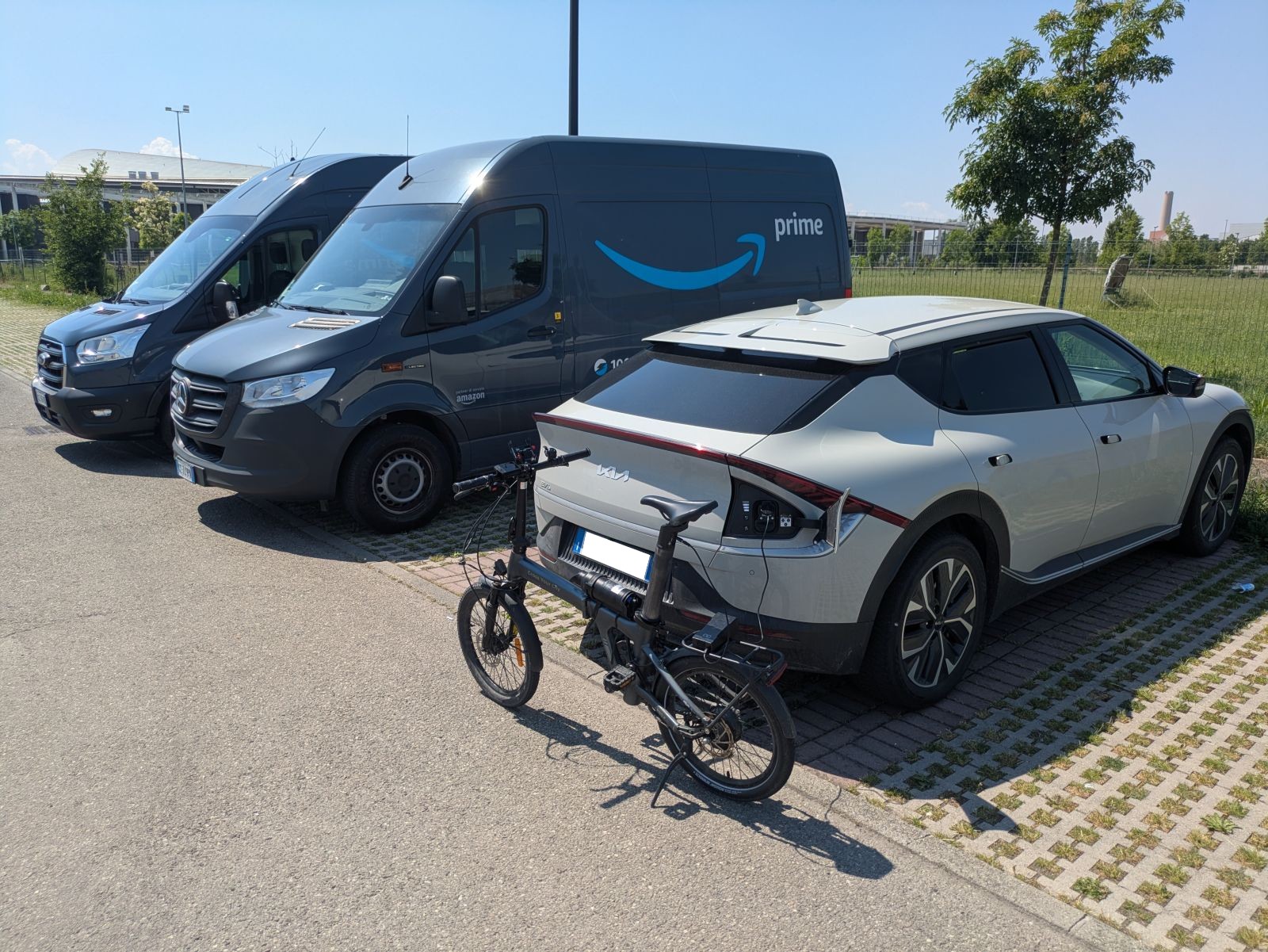 Cinque furgoni e una bici ricaricata al V2L dell’auto