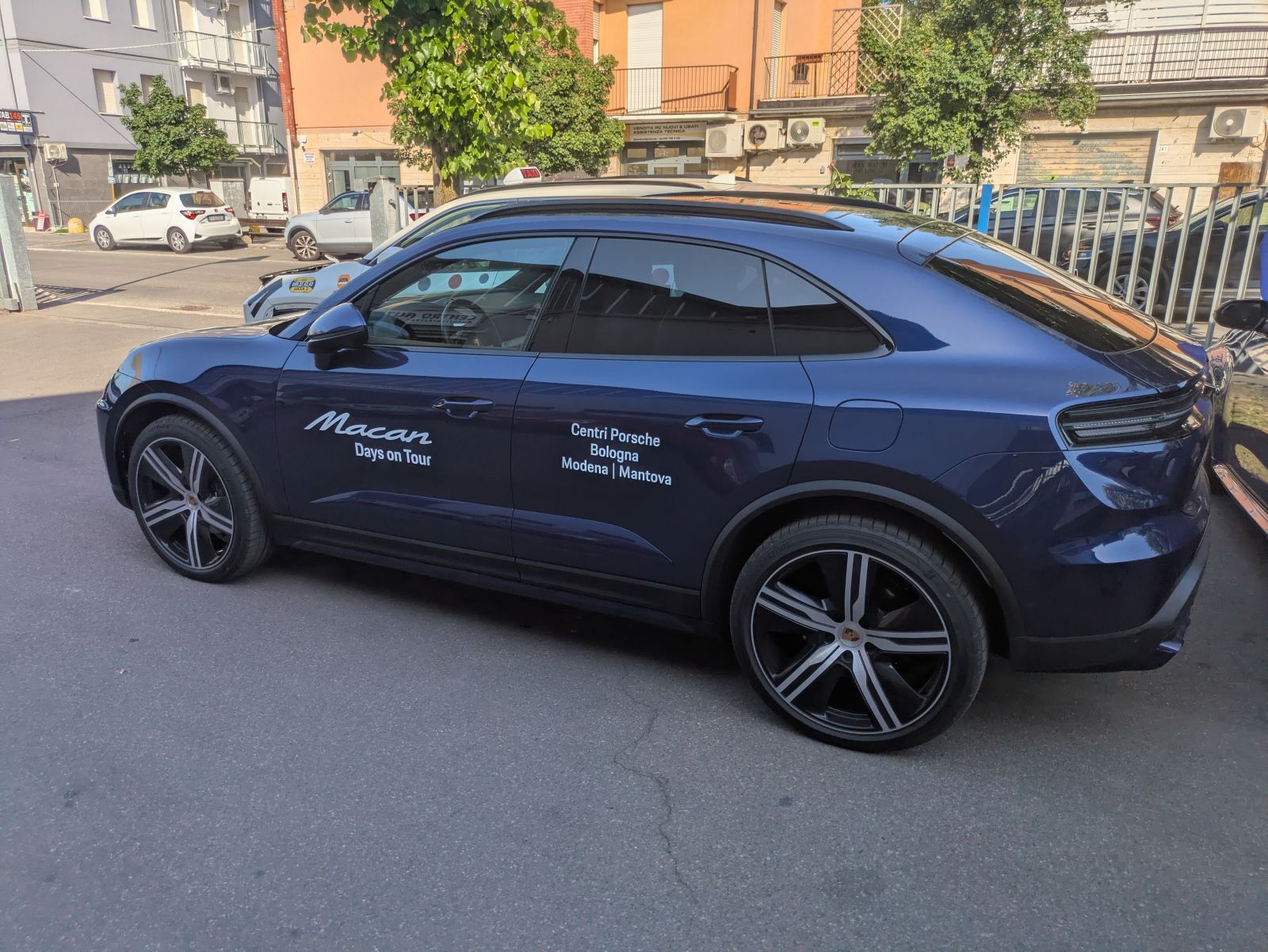 Sveglia alle 3, Pontedera-Osimo e una Porsche Macan: due servizi incastrati al minuto